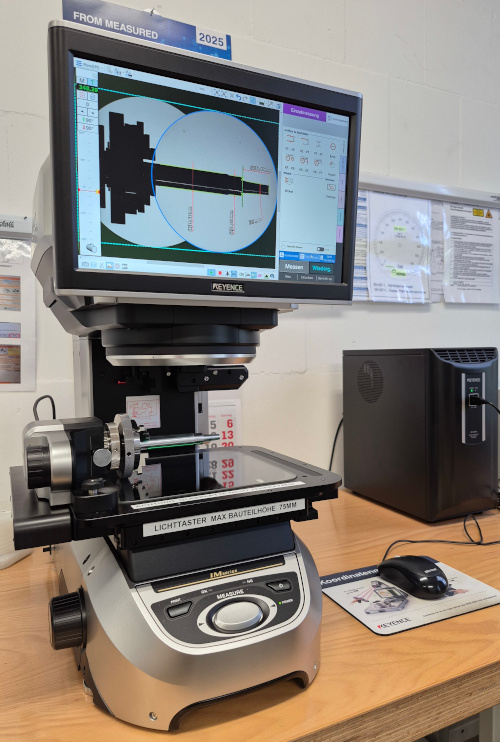 Keyence Messprojektor